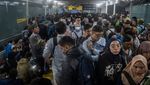 Saat KRL Terganggu Petir, Penumpang Tertahan di Tanah Abang