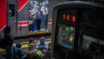 Saat KRL Terganggu Petir, Penumpang Tertahan di Tanah Abang