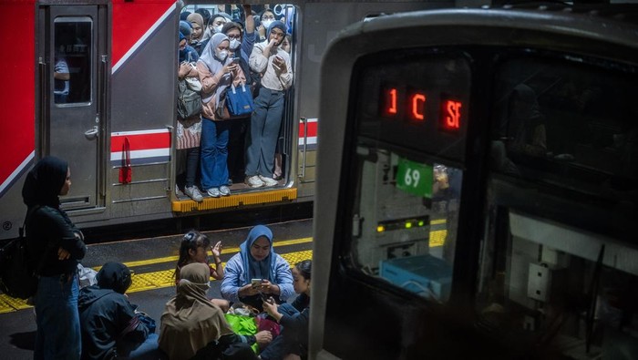 Sejumlah penumpang menunggu keberangkatan kereta rel listrik (KRL) di Stasiun Tanah Abang, Jakarta, Senin (4/5/2026). Ratusan penumpang terdampak gangguan KRL akibat perjalanan rute Tanah Abang-Rangkasbitung atau Green Line mengalami gangguan karena 
