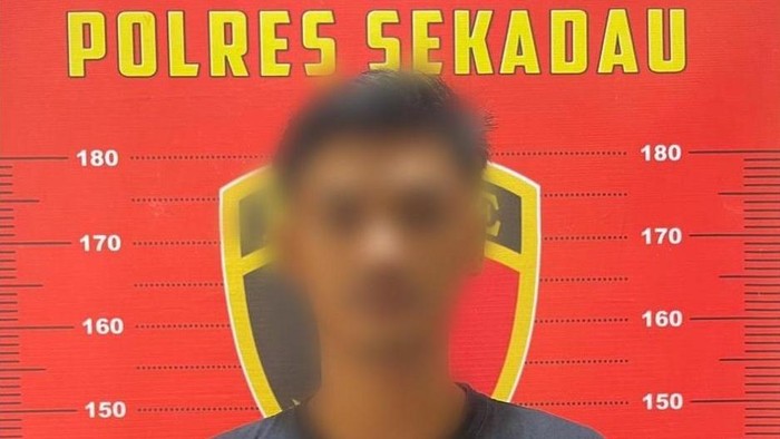 Kurir ekspedisi di Sekadau diamankan setelah ketahuan gelapkan uang perusahaan.