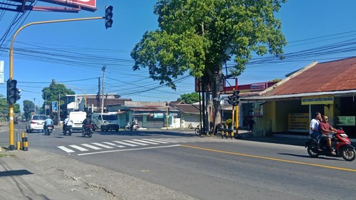 Lampu lalin mati di simpang empat Rempung, Kecamatan Pringgasela, Lombok Timur, NTB, Senin (4/5/2026). (Sanusi Ardi W/detikBali)