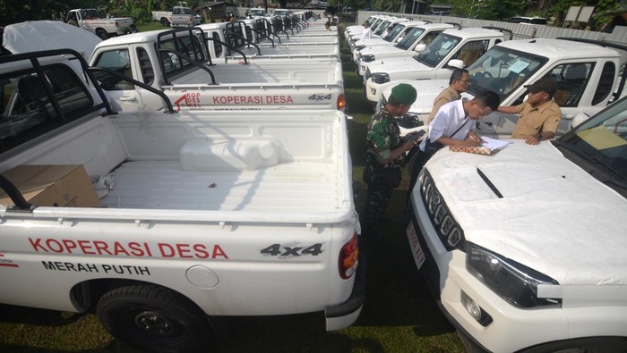 Perangkat desa mengendarai mobil pikap saat penyerahan kendaraan operasional Koperasi Desa Merah Putih (KDMP) di lapangan asrama Kodim 0723/Klaten, Jawa Tengah, Senin (4/5/2026). PT Agrinas Pangan Nusantara membagikan sebanyak 50 unit mobil pikap pada tahap pertama untuk mendukung operasional Koperasi Desa Merah Putih di wilayah Kabupaten Klaten agar berjalan maksimal. ANTARA FOTO/Aloysius Jarot Nugroho