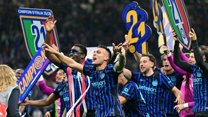 Inter Milans French forward #9 Marcus Thuram and Inter Milans Argentinian forward #10 Lautaro Martinez celebrate with teammates after winning the 21st scudetto following the Italian Serie A football match between Inter Milan and Parma at San Siro stadium in Milan, on May 3, 2026. (Photo by Stefano RELLANDINI / AFP)