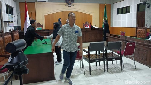 Libert Hutahaean dan  Lia Anggawari hendak keluar dari ruang sidang Pengadilan Tipikor Mataram, Selasa (4/5/2026).