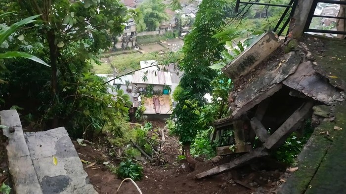 Longsor di Bogor menyebabkan lima rumah rusak. (Sholihin/detikcom)