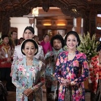 Di momen rangkaian acara pernikahan Al Ghazali dan Alyssa Daguise pada Juni 2025 lalu, Maia Estianty tampil memukau. Hadir di acara siraman Al, Maia tampil kenakan kebaya kutubaru berwarna navy dengan motif bunga berwarna pink. Foto: Instagram/@maiaestiantyreal
