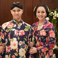 Maia tampil anggun lengkap dengan sanggul di kepalanya. Pesonanya semakin terpancar dengan riasan soft yang flawless. Foto: Instagram/@maiaestiantyreal