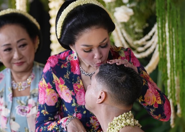 Salah satu yang paling mencuri perhatian ialah set perhiasan blue sapphire yang dikenakan, membuat tampilannya semakin mewah. Diperkirakan harga perhiasan yang dikenakan Maia itu bisa mencapai puluhan bahkan ratusan juta, tergantung juga pada keberadaan berlian pendamping dan desainer yang membuatnya. Foto: Instagram/@maiaestiantyreal