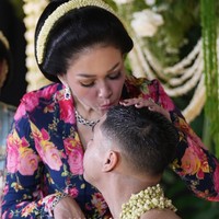 Salah satu yang paling mencuri perhatian ialah set perhiasan blue sapphire yang dikenakan, membuat tampilannya semakin mewah. Diperkirakan harga perhiasan yang dikenakan Maia itu bisa mencapai puluhan bahkan ratusan juta, tergantung juga pada keberadaan berlian pendamping dan desainer yang membuatnya. Foto: Instagram/@maiaestiantyreal