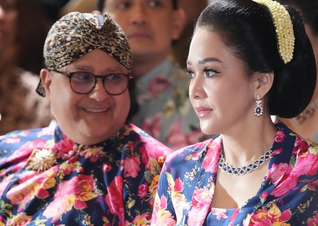 Safir sendiri sebenarnya hadir dalam berbagai warna, seperti pink, ungu, kuning, atau bahkan tak berwarna. Namun safir biru dengan rona biru keunguan hingga biru tua beludru jadi yang paling dicari dan bernilai tinggi. Sebagai gambaran, sebuah safir langka bernama The Blue Belle of Asia terjual seharga US$ 17,5 juta (sekitar Rp 280 miliar) pada 2014. Foto: Instagram/@maiaestiantyreal