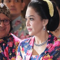 Safir sendiri sebenarnya hadir dalam berbagai warna, seperti pink, ungu, kuning, atau bahkan tak berwarna. Namun safir biru dengan rona biru keunguan hingga biru tua beludru jadi yang paling dicari dan bernilai tinggi. Sebagai gambaran, sebuah safir langka bernama The Blue Belle of Asia terjual seharga US$ 17,5 juta (sekitar Rp 280 miliar) pada 2014. Foto: Instagram/@maiaestiantyreal