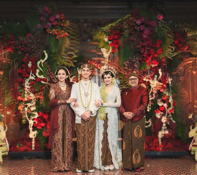 Penampilan Maia kembali jadi sorotan saat menghadiri akad nikah El Rumi dan Syifa Hadju pada Minggu (26/4/26). Maia tampil cantik kenakan kebaya warna merah marun lengkap dengan sanggul di kepalanya. Foto: Instagram/@maiaestiantyreal
