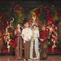 Penampilan Maia kembali jadi sorotan saat menghadiri akad nikah El Rumi dan Syifa Hadju pada Minggu (26/4/26). Maia tampil cantik kenakan kebaya warna merah marun lengkap dengan sanggul di kepalanya. Foto: Instagram/@maiaestiantyreal