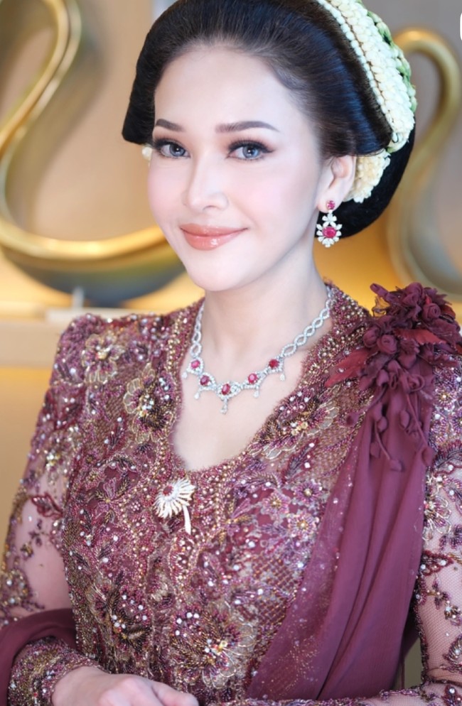 Lagi-lagi Maia melengkapi penampilannya dengan koleksi perhiasan mewahnya. Kali ini ia memilih set perhiasan berhias batu red ruby yang senada dengan busananya. Foto: Instagram/@maiaestiantyreal