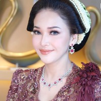Lagi-lagi Maia melengkapi penampilannya dengan koleksi perhiasan mewahnya. Kali ini ia memilih set perhiasan berhias batu red ruby yang senada dengan busananya. Foto: Instagram/@maiaestiantyreal