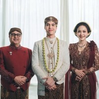Mulai dari anting, kalung, cincin hingga bros yang dikenakan Maia terlihat mewah bertabur berlian dan batu red ruby. Banyak netizen yang ikut dibuat penasaran dengan harga set perhiassan mewah milik istri Irwan Mussry itu. Foto: Instagram/@maiaestiantyreal