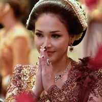 Melansir dari informasi yang banyak beredar di internet, diperkirakan total set perhiasan red ruby yang dikenakan Maia itu bisa mencapai lebih dari Rp 15 miliar. 2 cincin ruby yang dikenakan Maia, masing-masing diperkirakan mencapai Rp 11,2 miliar dan Rp 1 miliiar. Sementara anting dan kalungnya sekitar Rp 2 miliar dan Rp 1,2 miliar. Serta brosnya Rp 172 juta. Foto: Instagram/@maiaestiantyreal