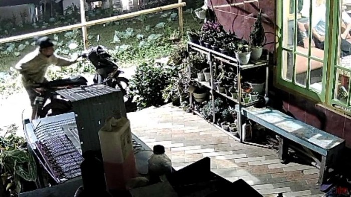 Maling motor terekam CCTV di Pasuruan