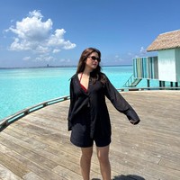 Marsha tampak memakai bikini merah di balik shirt dress. Kacamata hitam hadir sebagai pelengkap busana sekaligus melindungi mata dari teriknya sinar matahari. Foto: Instagram/@marshaaruan