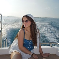 Pose di speed boat, wanita 29 tahun ini tampil chic dengan camisole indigo dipadu skort putih. Scarf sebagai headpiece mempermanis penampilannya. Foto: Instagram/@marshaaruan