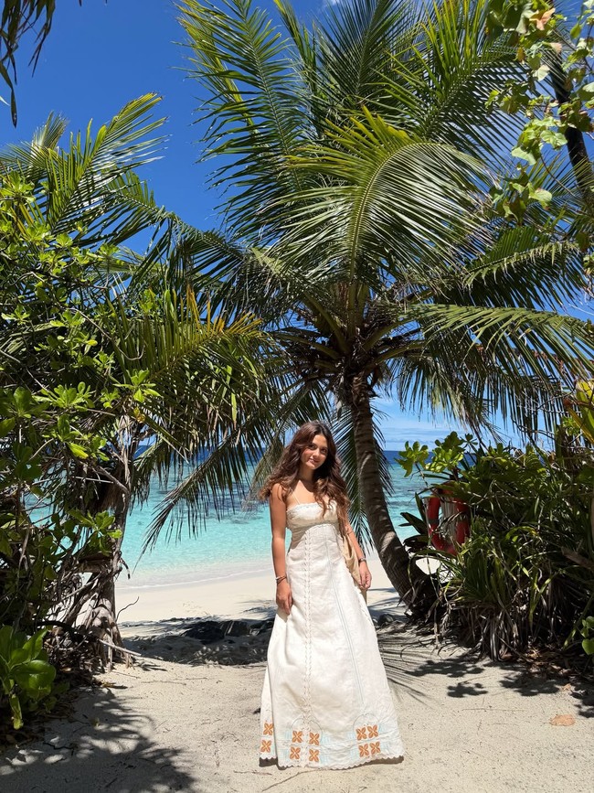 Summer dress putih membuat Marsha terlihat lebih anggun. Gaun linen panjang berpotongan A-line dihias bordiran dan renda yang menonjolkan kesan feminin. Foto: Instagram/@marshaaruan