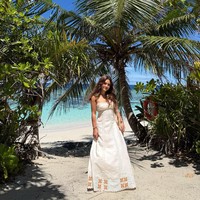 Summer dress putih membuat Marsha terlihat lebih anggun. Gaun linen panjang berpotongan A-line dihias bordiran dan renda yang menonjolkan kesan feminin. Foto: Instagram/@marshaaruan