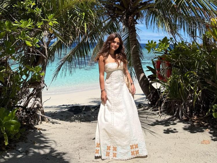7 Gaya Liburan Marsha Aruan di Maldives, Santai Pakai Camisole-Anggun Bergaun
