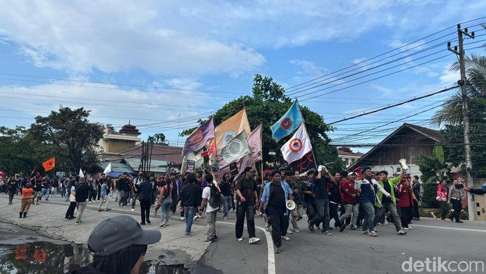 Massa 214 Jilid 2 menggeruduk gedung DPRD Kaltim untuk mendesak penandatanganan hak angket.