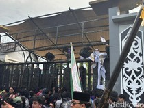 Video: Momen Massa Jebol Gerbang Kantor DPRD Kaltim, Tuntut Info Hak Angket