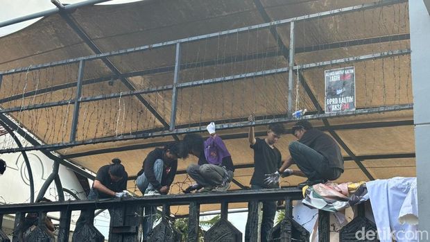 Massa 214 Jilid 2 menggeruduk gedung DPRD Kaltim untuk mendesak penandatanganan hak angket. Massa 214 Jilid 2 menggeruduk gedung DPRD Kaltim untuk mendesak penandatanganan hak angket.
