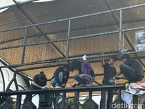 Video Massa Bongkar Kawat Berduri-Jebol Gerbang Kantor DPRD Kaltim