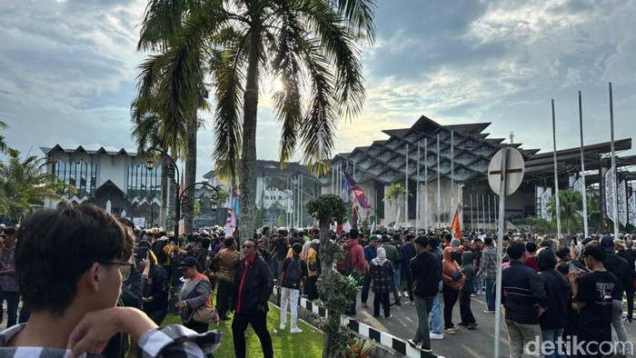 Massa masuk ke area kantor DPRD Kaltim, Senin (4/5).