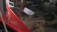 Masjid Ambruk Usai Tebing 6 Meter Tergerus Luapan Kali Cikaret Kota Bogor