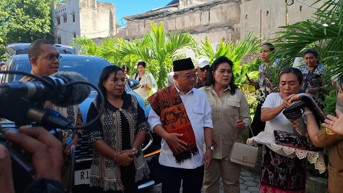 Mendikdasmen Abdul Muti mengunjungi Gereja GMIT Kota Kupang, NTT, Senin (4/5/2026). (Yufengki Bria/detikBali)