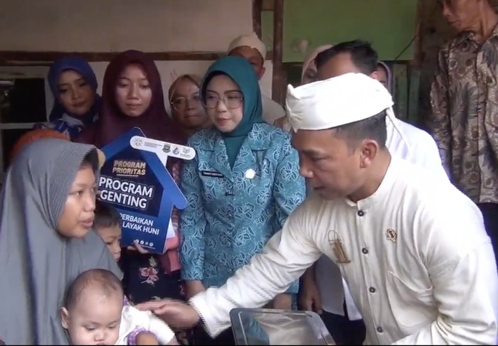 Menteri Kependudukan dan Pembangunan Keluarga/Kepala Badan Kependudukan dan Keluarga Berencana Nasional Wihaji mengunjungi Baduy Luar, Desa Kanekes, Lebak, Banten, dengan meninjau pelayanan imunisasi dan keluarga berencana (KB).