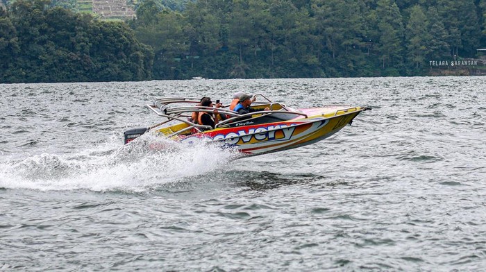 Wsatawan menaiki perahu motor cepat (speedboat) saat berwisata di Telaga Sarangan, Magetan, Jawa Timur, Minggu (3/5/2026). Kantor Kesyahbandaran dan Otoritas Pelabuhan (KSOP) Kelas III Tanjung Pakis memastikan sejumlah operator perahu motor cepat di Telaga Sarangan telah mengantongi Pass Kecil dan memiliki surat keterangan kecakapan kapal serta berencana menyiagakan personelnya guna memantau standar keselamatan pelayaran di tempat wisata Telaga Sarangan. ANTARA FOTO/Muhammad Mada/wsj.