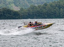 Menikmati Telaga Sarangan dengan Speedboat