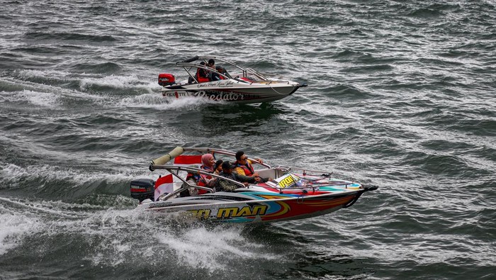 Wsatawan menaiki perahu motor cepat (speedboat) saat berwisata di Telaga Sarangan, Magetan, Jawa Timur, Minggu (3/5/2026). Kantor Kesyahbandaran dan Otoritas Pelabuhan (KSOP) Kelas III Tanjung Pakis memastikan sejumlah operator perahu motor cepat di Telaga Sarangan telah mengantongi Pass Kecil dan memiliki surat keterangan kecakapan kapal serta berencana menyiagakan personelnya guna memantau standar keselamatan pelayaran di tempat wisata Telaga Sarangan. ANTARA FOTO/Muhammad Mada/wsj.