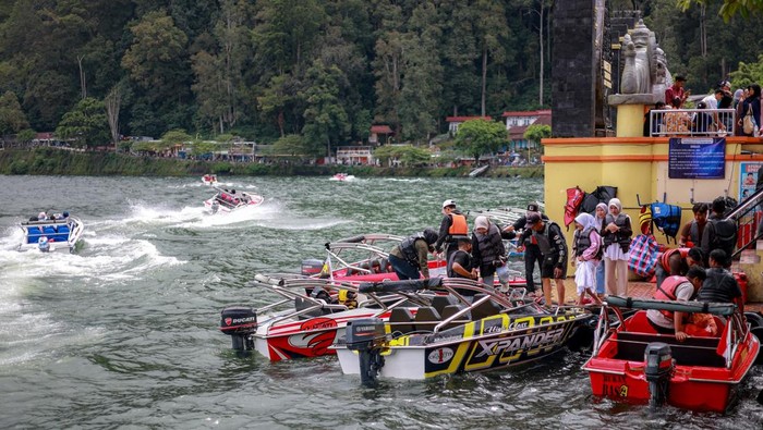 Wsatawan menaiki perahu motor cepat (speedboat) saat berwisata di Telaga Sarangan, Magetan, Jawa Timur, Minggu (3/5/2026). Kantor Kesyahbandaran dan Otoritas Pelabuhan (KSOP) Kelas III Tanjung Pakis memastikan sejumlah operator perahu motor cepat di Telaga Sarangan telah mengantongi Pass Kecil dan memiliki surat keterangan kecakapan kapal serta berencana menyiagakan personelnya guna memantau standar keselamatan pelayaran di tempat wisata Telaga Sarangan. ANTARA FOTO/Muhammad Mada/wsj.