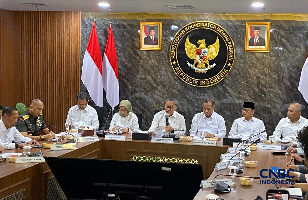 Menko Pangan Zulkifli Hasan dalam konferensi pers di kantor Kemenko Pangan, Senin (4/5/2026). (CNBC Indonesia/Ferry Sandi)