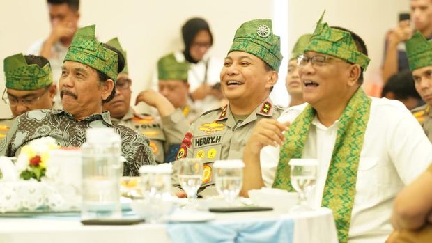 Menteri Lingkungan Hidup Jumhur Hidayat di Polda Riau. Menteri Lingkungan Hidup Jumhur Hidayat melakukan kunjungan kerja ke Polda Riau, Senin (24/5/2026). Ia mendorong agar Green Policing inisiasi Polda Riau diadopsi secara nasional.