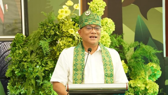 Menteri Lingkungan Hidup Jumhur Hidayat melakukan kunjungan kerja ke Polda Riau, Senin (24/5/2026). Ia mendorong agar Green Policing inisiasi Polda Riau diadopsi secara nasional.