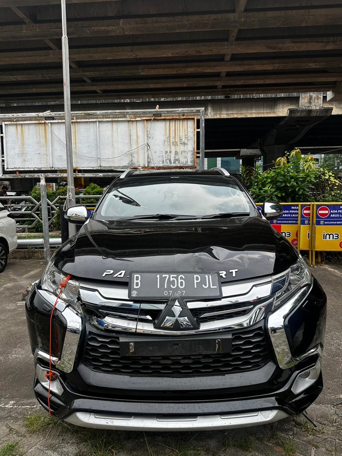 Mobil Pajero yang tabrak lansia penjual buah gerobakan di Jaktim. (Dok. ist)