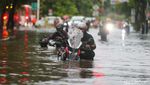 Motor Listrik Vs Motor BBM Terobos Banjir di Kebayoran Lama