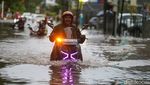 Motor Listrik Vs Motor BBM Terobos Banjir di Kebayoran Lama