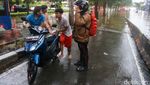Motor Listrik Vs Motor BBM Terobos Banjir di Kebayoran Lama