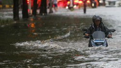 Motor Listrik Vs Motor BBM Terobos Banjir di Kebayoran Lama