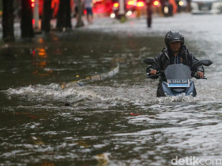 Motor Listrik Vs Motor BBM Terobos Banjir di Kebayoran Lama