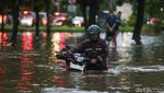 Motor Listrik Vs Motor BBM Terobos Banjir di Kebayoran Lama