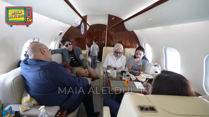 Naik Private Jet ke Bali, El Rumi dan Syifa Hadju Nikmati Hidangan Ini